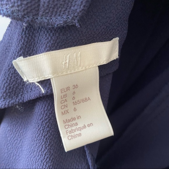 H&M women’s Deep V bow strap detail navy blue open back shorts Romper - size 6 - Picture 8 of 16